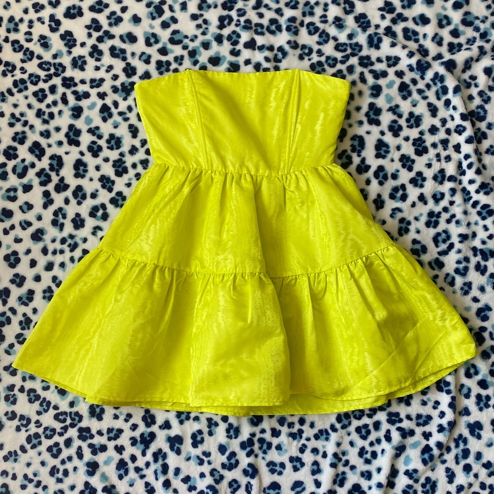 chartreuse ruffle strapless dress! 💚💛